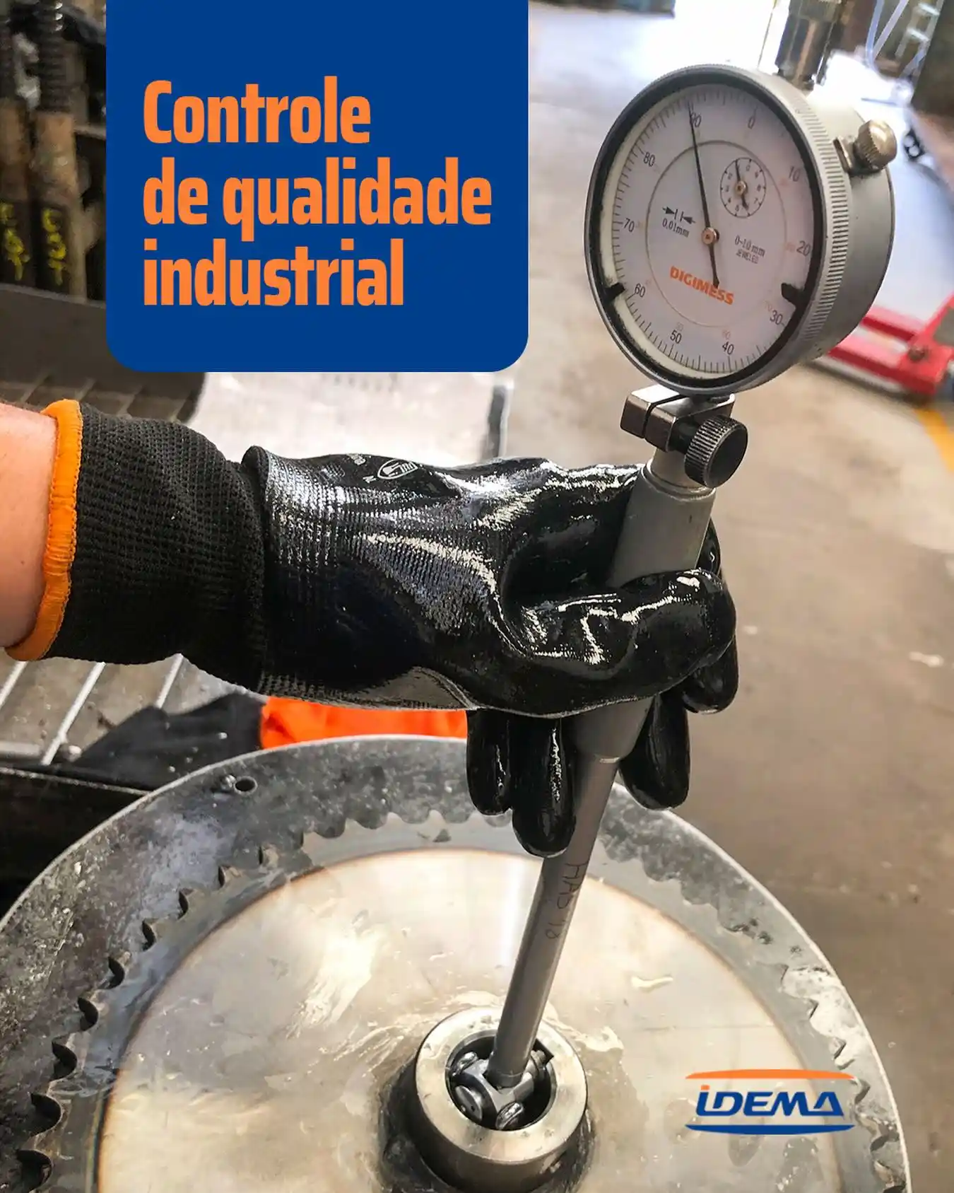 Instrumento de medição (relógio comparador) sendo utilizado para verificar a qualidade de uma peça industrial.