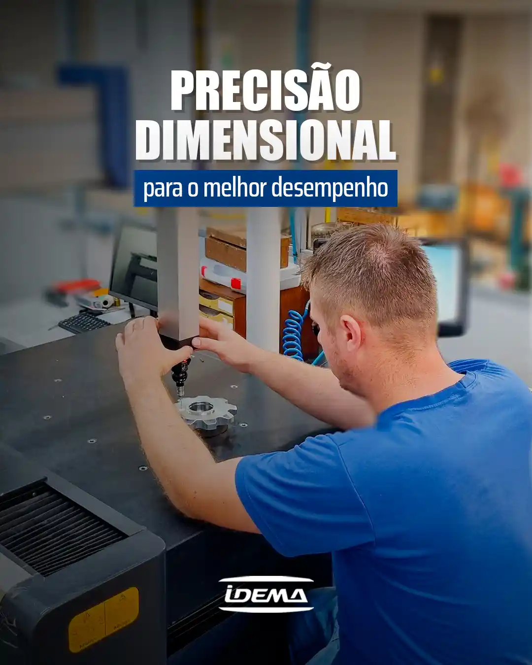 Operador técnico realizando medição de precisão em peça usinada na fábrica da Idema.