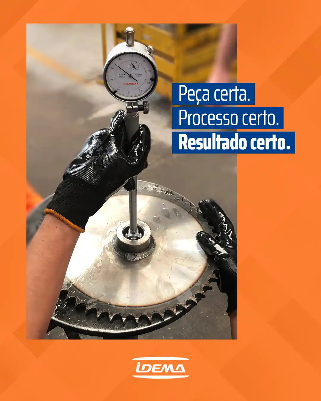 Mão de profissional utilizando instrumento de medição em uma peça metálica circular.