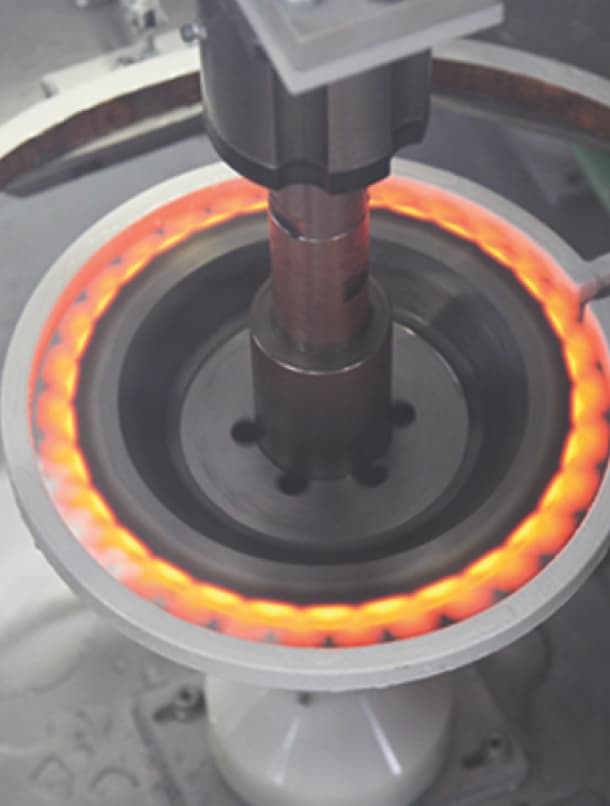 Processo de tratamento térmico industrial para peças metálicas